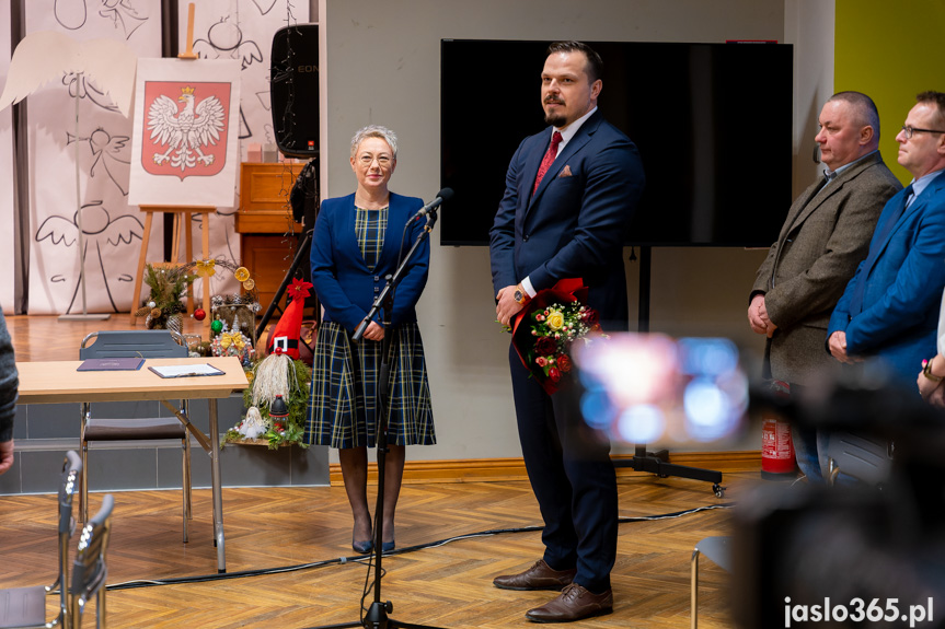 Miłosz Leszkiewicz gratuluje wójt Agacie Augustyn
