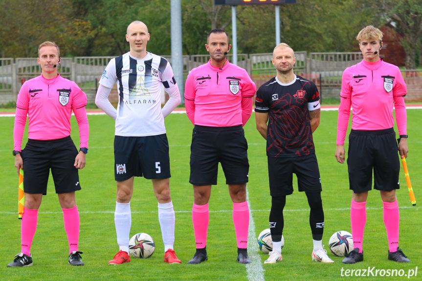 Sędziowali (od lewej): Wojciech Heret, Tomasz Jagieła, Dariusz Wais; na zdjęciu z kapitanami drużyn - Pawłem Remutem i Rafałem Nikodym.