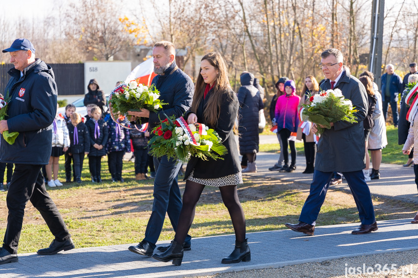 Składanie kwiatów pod kopcem w Warzycach