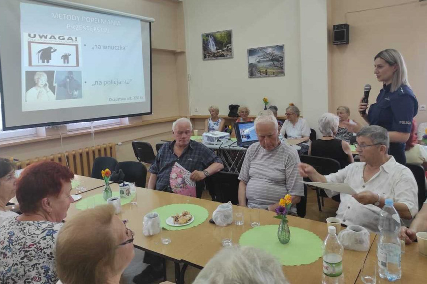 Rozmpwy policjantów z seniorami