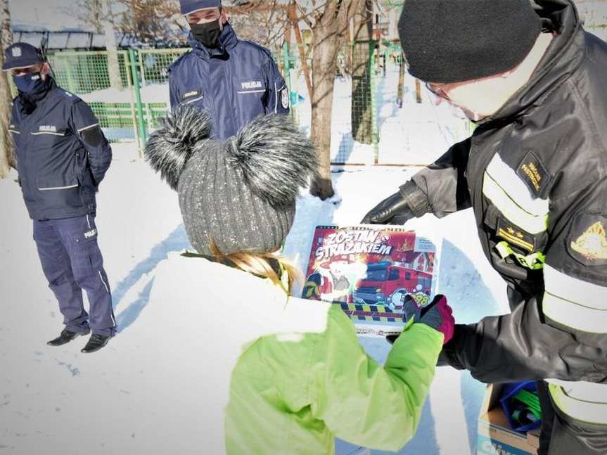 Jasło. Policjanci i strażacy o bezpiecznym zimowym wypoczynku dzieci