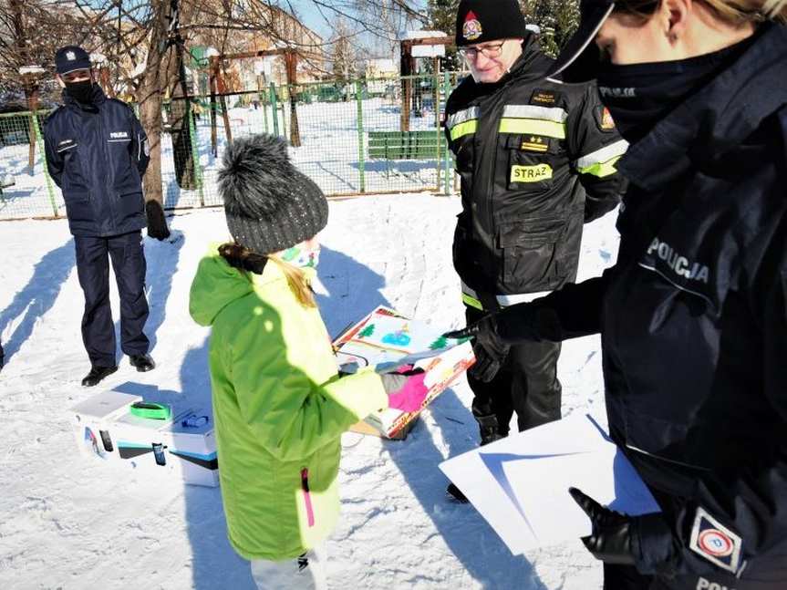 Jasło. Policjanci i strażacy o bezpiecznym zimowym wypoczynku dzieci