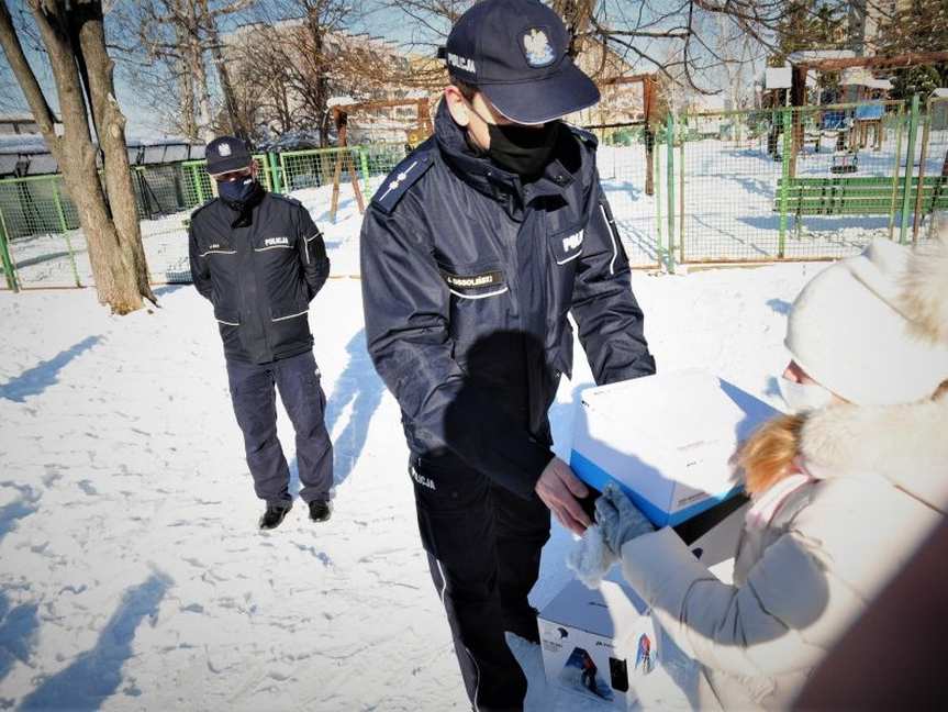 Jasło. Policjanci i strażacy o bezpiecznym zimowym wypoczynku dzieci
