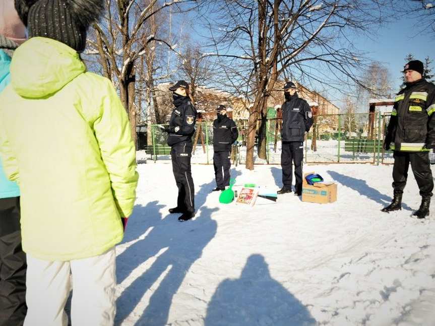 Jasło. Policjanci i strażacy o bezpiecznym zimowym wypoczynku dzieci