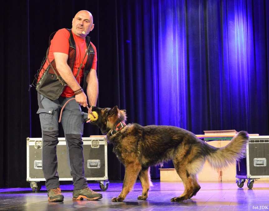 Klub Ludzi z Pasją JDK. Spotkanie z ratownikiem STORAT i jego psem