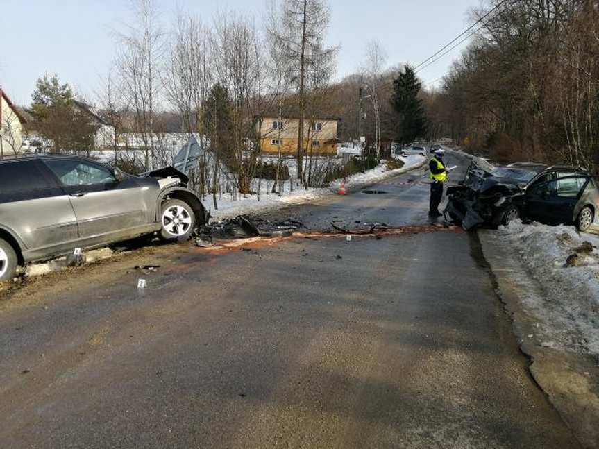 Łaski. Czołowe zderzenie bmw z peugotem