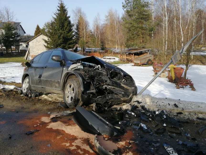 Łaski. Czołowe zderzenie bmw z peugotem