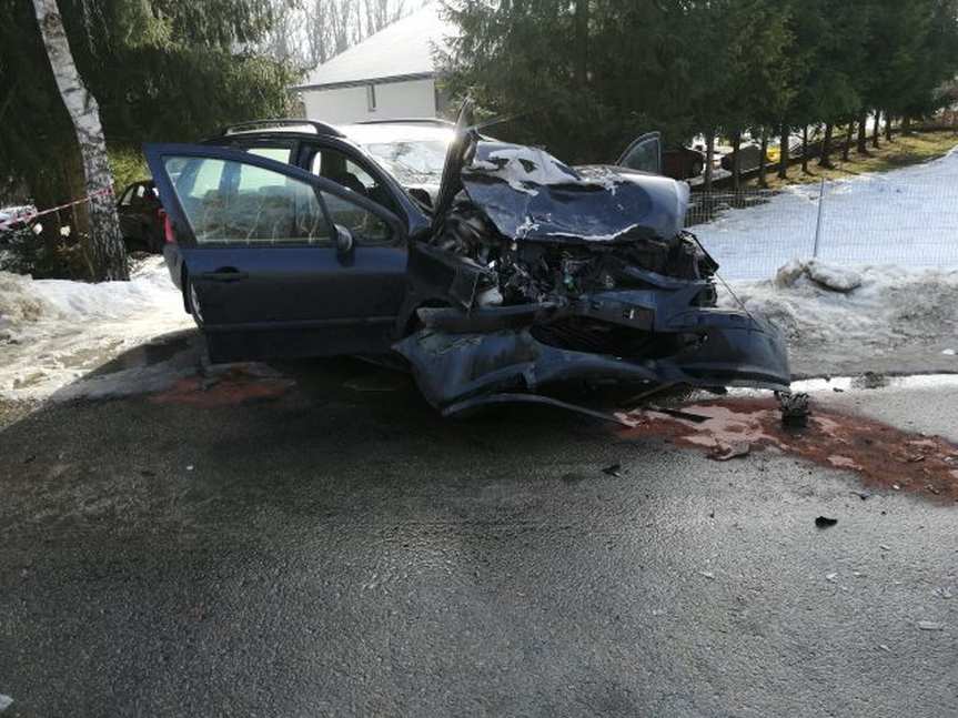 Łaski. Czołowe zderzenie bmw z peugotem