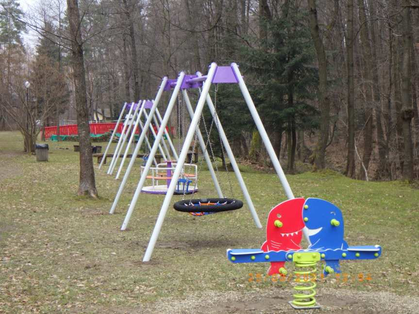 Nowe urządzenia dla dzieci w parku w Foluszu