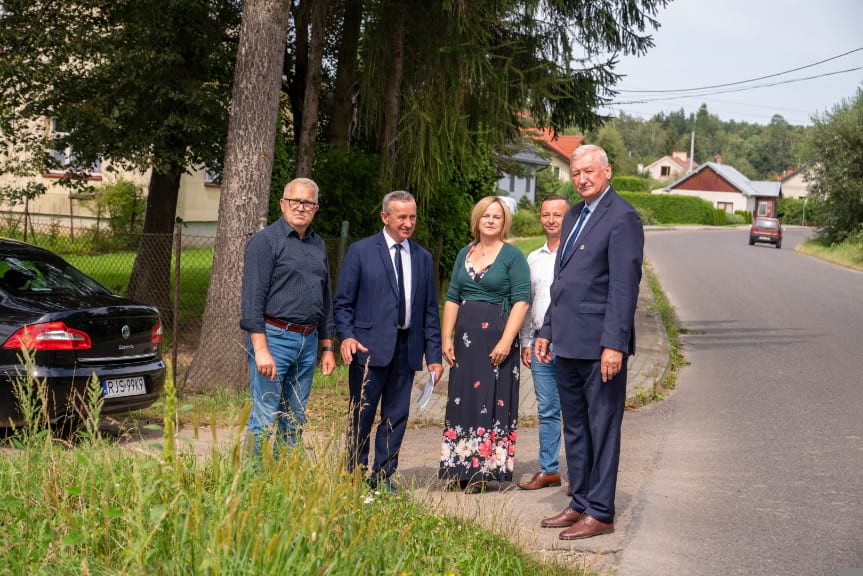 budowa chodnika w Niegłowicach