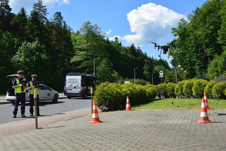 policjanci z dronem