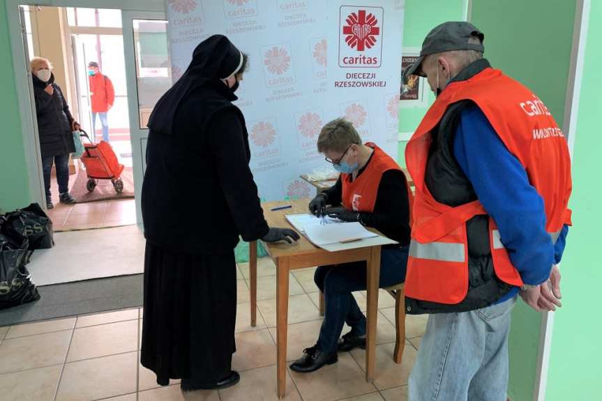 Paczki od Caritas na święta dla najbardziej potrzebujących