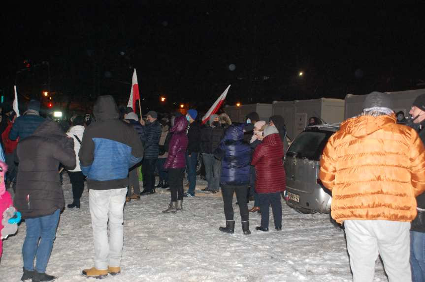 Pikieta przed szpitalem w Jaśle. Solidarni z ratownikami medycznymi