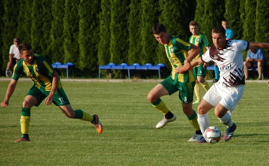 Piłka nożna. V liga. Derby powiatu LKS Skołyszyn - LKS Czeluśnica na remis