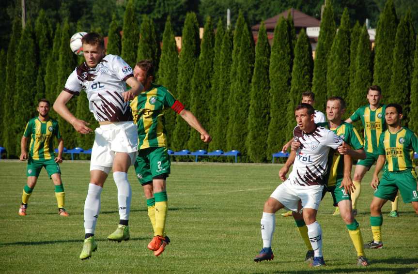 Piłka nożna. V liga. Derby powiatu LKS Skołyszyn - LKS Czeluśnica na remis