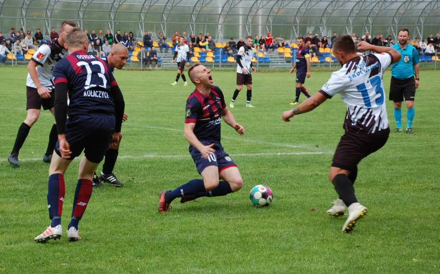 Piłka nożna. V liga. Derby walki w Kołaczycach