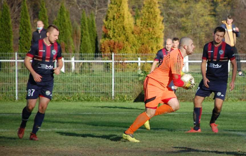 Piłka nożna. V liga krośnieńska. Derby powiatu jasielskiego w Kołaczycach na remis. Szczęście Tempa. Porażka Skołyszyna