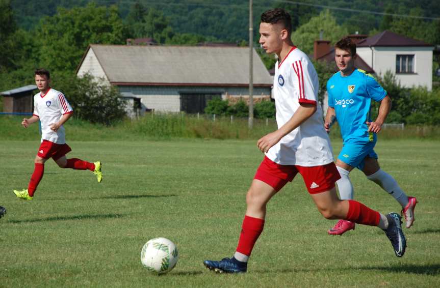 Piłka nożna. V liga. Tempo Nienaszów podarowało gola Przełomowi Besko, solidaryzując się z rywalami po krzywdzącej decyzji sędziów