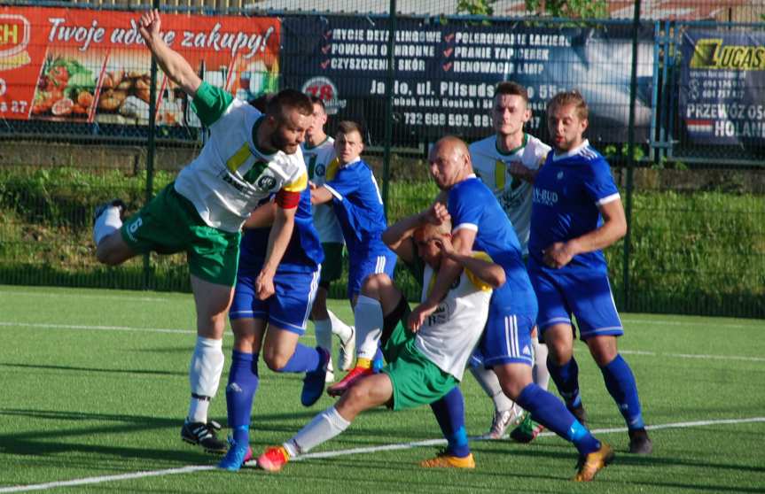 Piłka nożna. V liga. W derbach powiatu Tempo Nienaszów pokonało Czeluśnicę