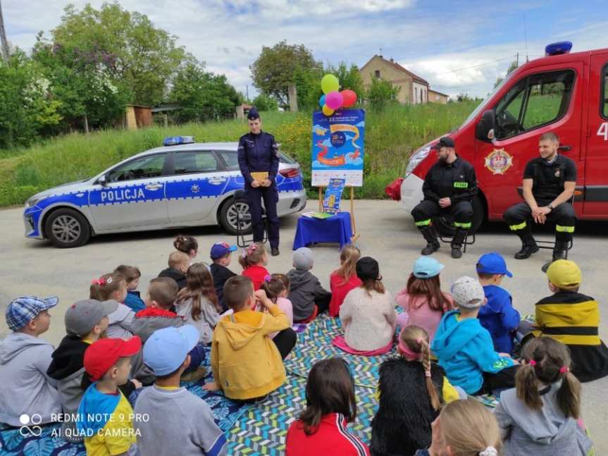 Policjanci u przedszkolaków z okazji Dnia Dziecka