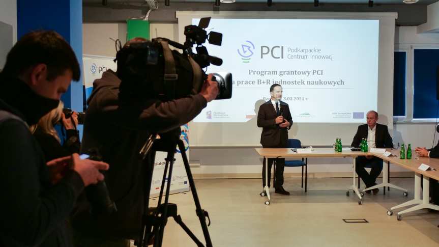 Ponad 10 mln zł trafi do podkarpackich uczelni. Symboliczne czeki na granty rozdane