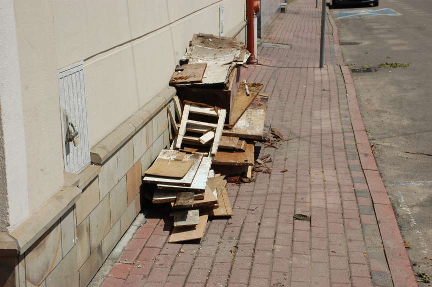 Złożone śmieci na chodniku ulicy Kadyiego w Jaśle