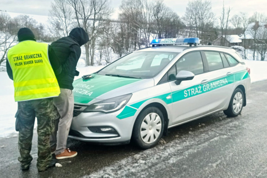 Pościg za kurierem przewożącym imigrantów w Ożennej