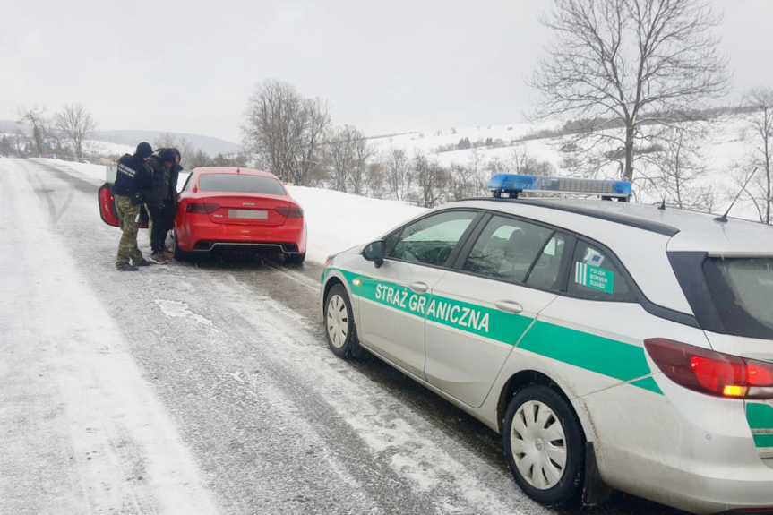 Pościg za kurierem przewożącym imigrantów w Ożennej