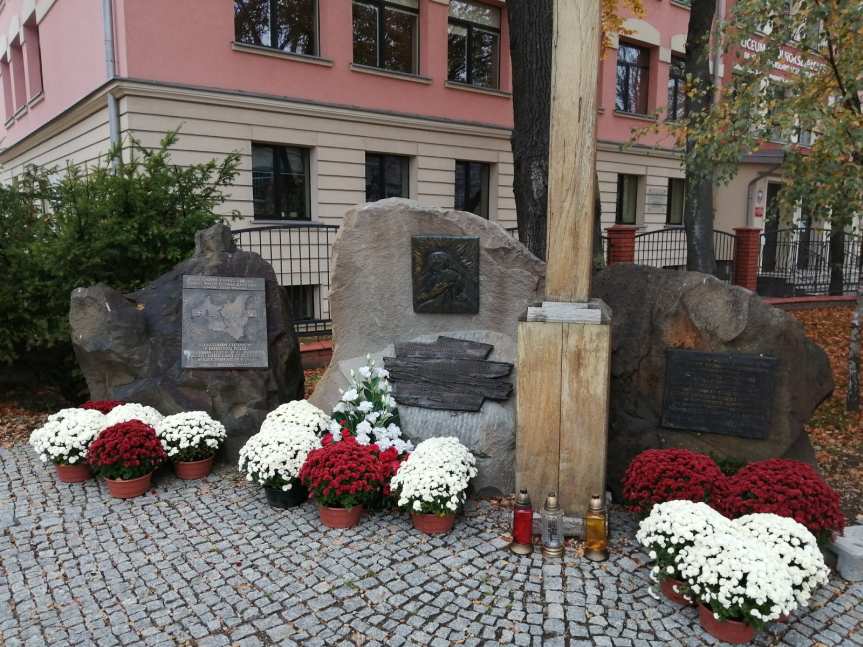 Chryzantemy w miejscach pamięci narodowej w Jaśle