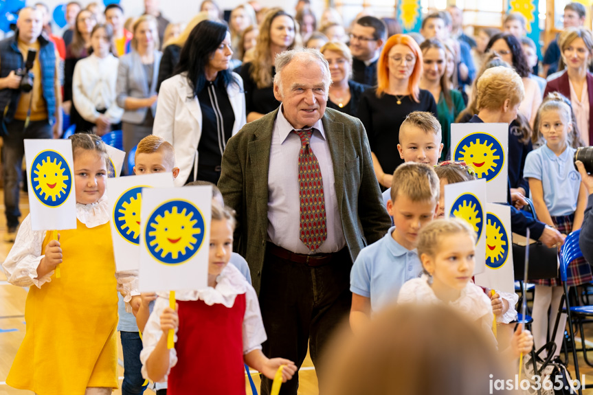 Prof. Karol Myśliwiec wśród dzieci