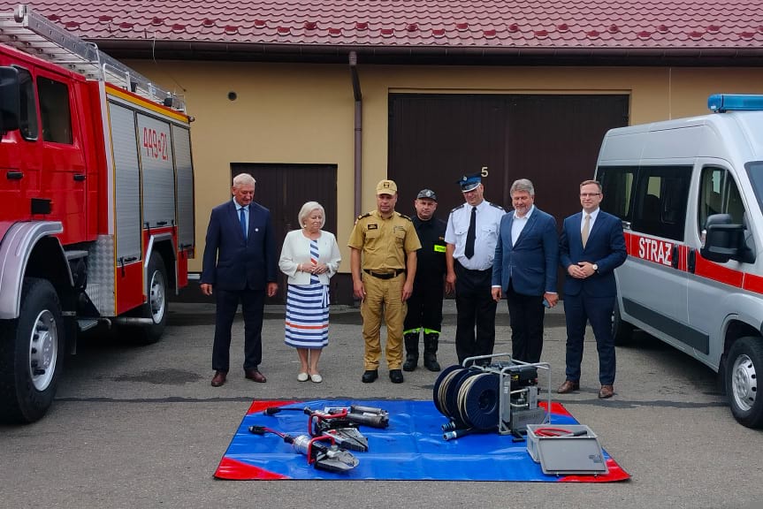 Jasło przekazanie samochodu strażakom