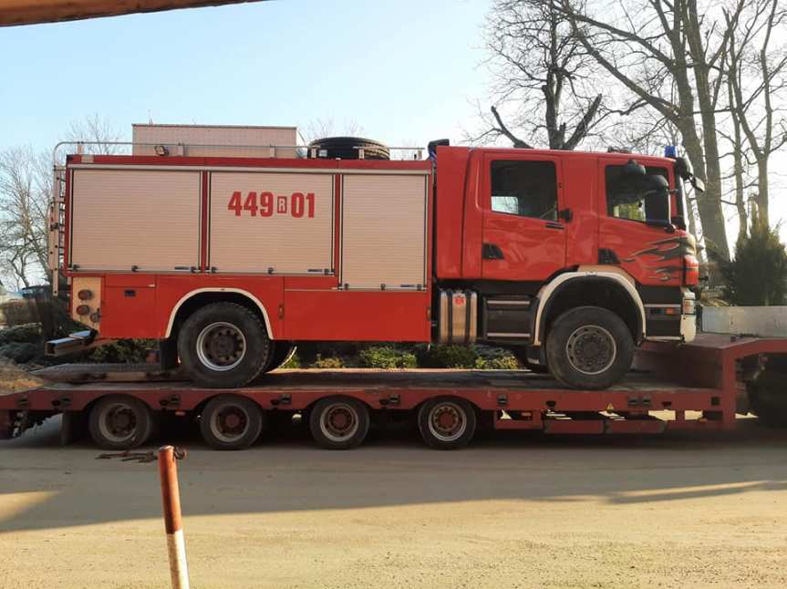 Samochód strażacki OSP z Brzysk odwieziony do naprawy