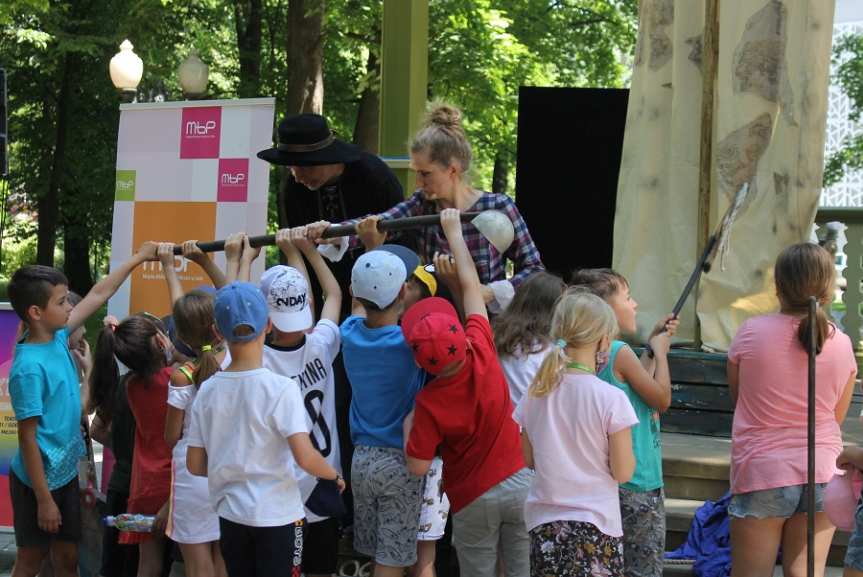 Spektakl dla dzieci w jasielskim parku. Pirackie opowieści Teatru Uszytego