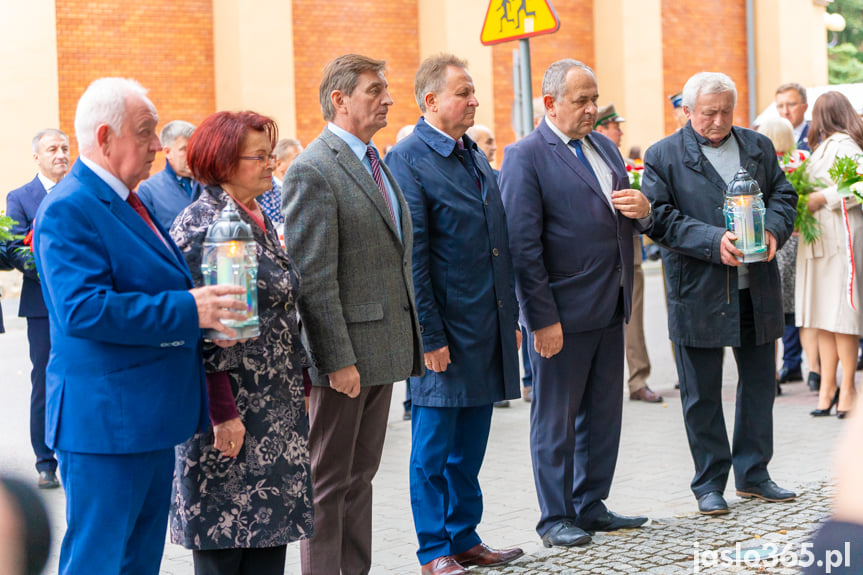 Uroczystość na cmentarzu w Jaśle