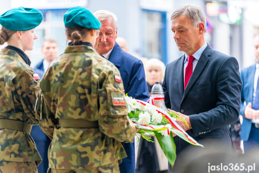 Kwiaty składa Starosta Jasielski