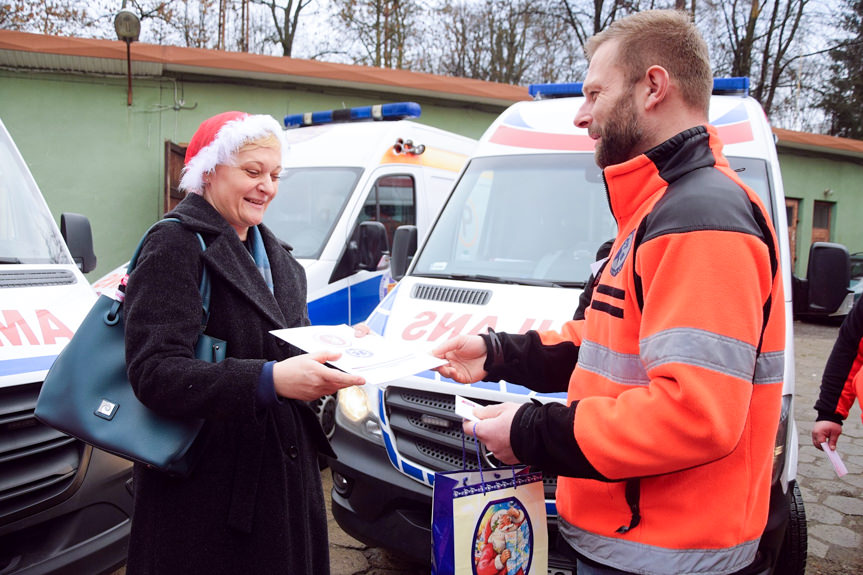 Przekazanie prezentów dla ratowników