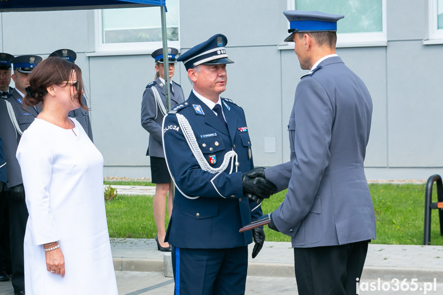 Komendant jasielskiej policji insp. Robert Wróbel otrzymał okolicznościowy grawerton