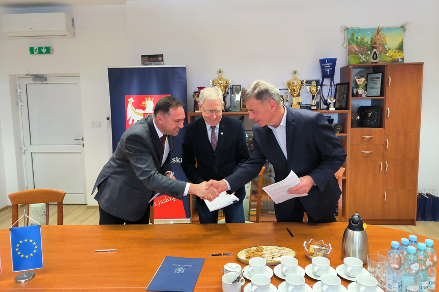 podpisanie umowy w Jaśle