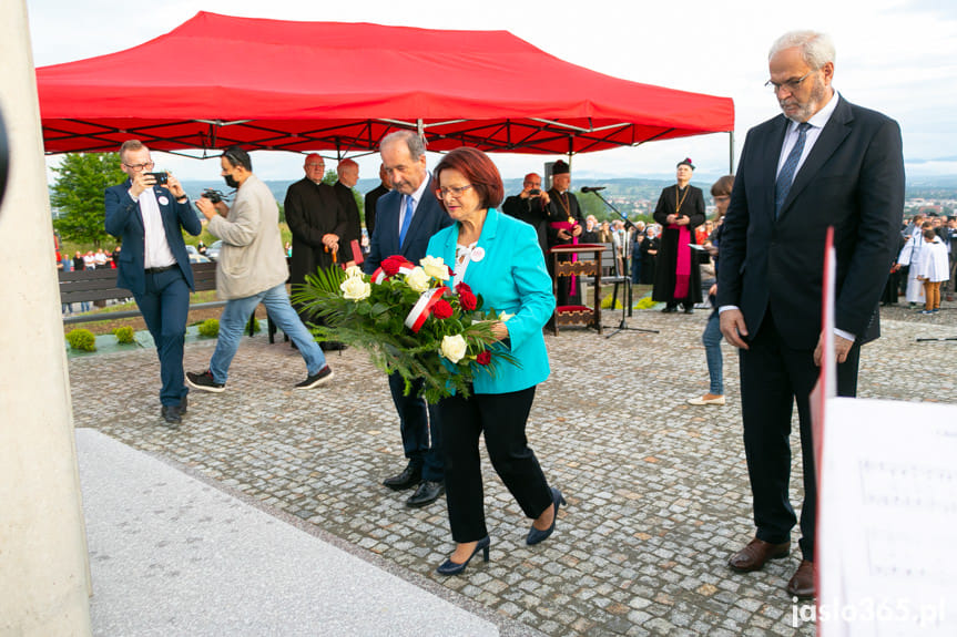 Składania kwiatów pod pomnikiem