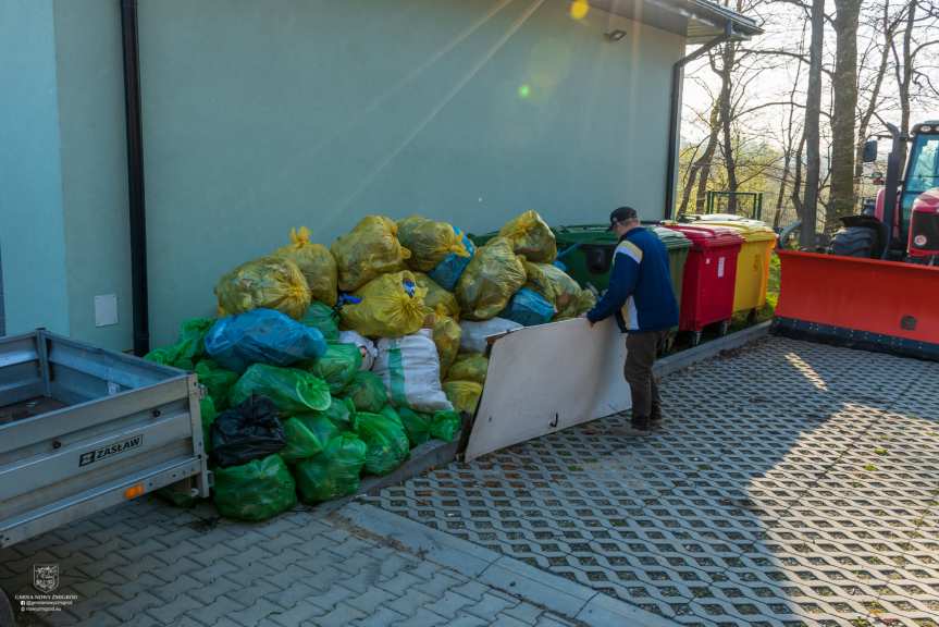 Urzędnicy sprzątali śmieci w Nowym Żmigrodzie