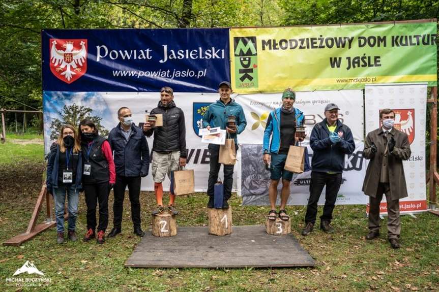 Najlepsi zawodnicy w kategorii open w biegu na 21 kilometrów