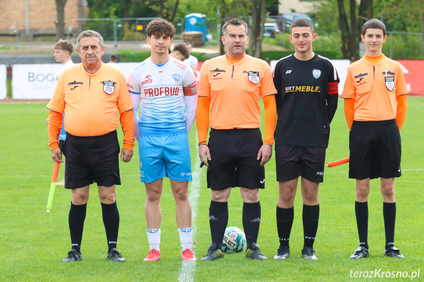 Sędziowali (od lewej): Stanisław Urbanek, Tomasz Wierdak, Kamil Jaśkiewicz; na zdjęciu z kapitanami drużyn - Krzysztofem Pawlusiem i Antonim Berkowiczem