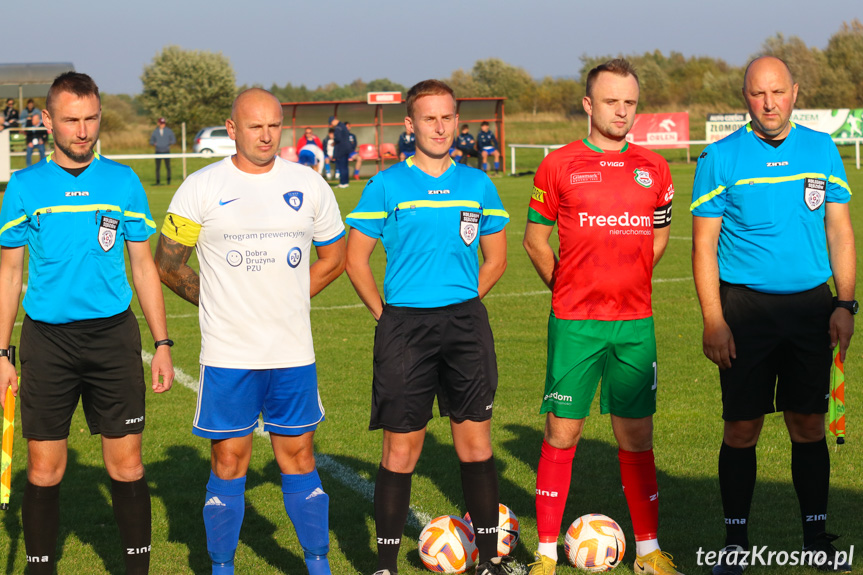 Sędziowali (od lewej): Marcin Irzyk, Wojciech Heret, Łucjan Śmietana;na zdjęciu z kapitanami drużyn - Konradem Pęcakiem i Mateuszem Penarem