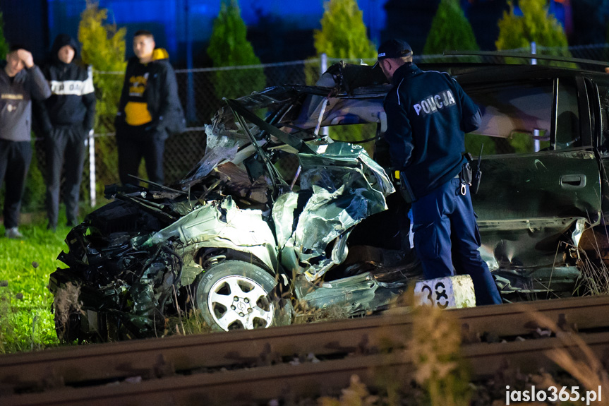 Wypadek samochodu z pociągiem w Przysiekach