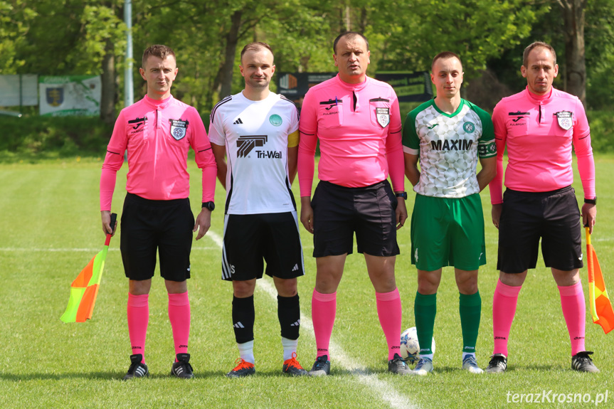 Sędziowali (od lewej): Piotr Kochański, Piotr Farion, Jacek Jastrzębski; na zdjęciu z kapitanami drużyn - Bartoszem Lenartem i Szymonem Sabikiem
