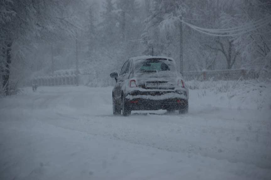 Bardzo trudne warunki na drogach w powiecie jasielskim. Śnieg ma padać do wieczora