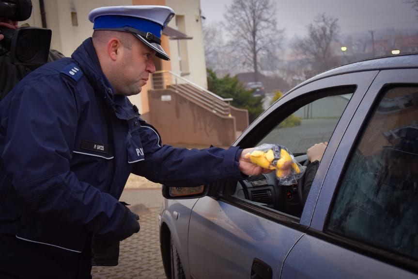 Bezpieczne dziecko w samochodzie - policjanci promowali bezpieczne przewożenie dzieci