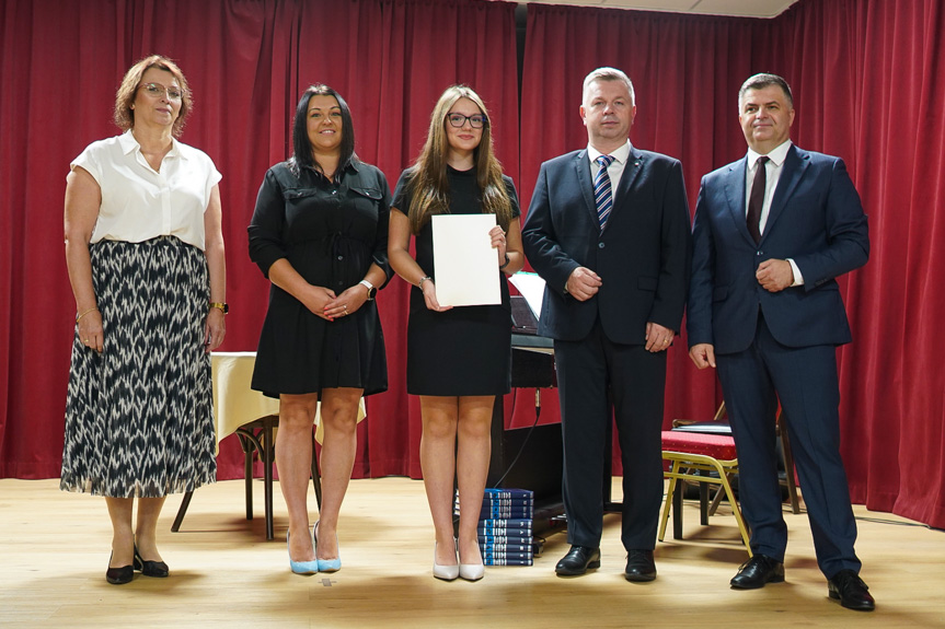 Burmistrz Jedlicza wyróżnił najlepszych uczniów Burmistrz Jedlicza wyróżnił najlepszych uczniów