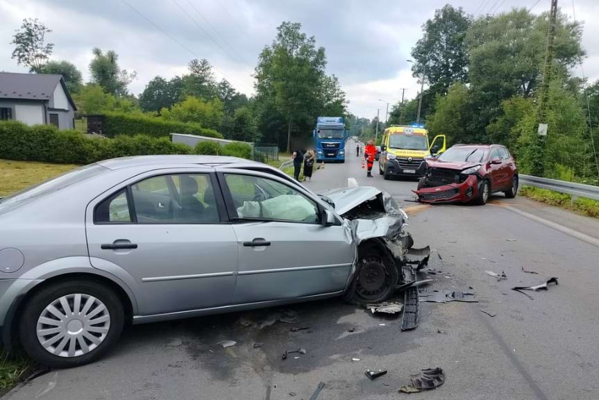 Czołowe zderzenie dwóch samochodów w Jaśle