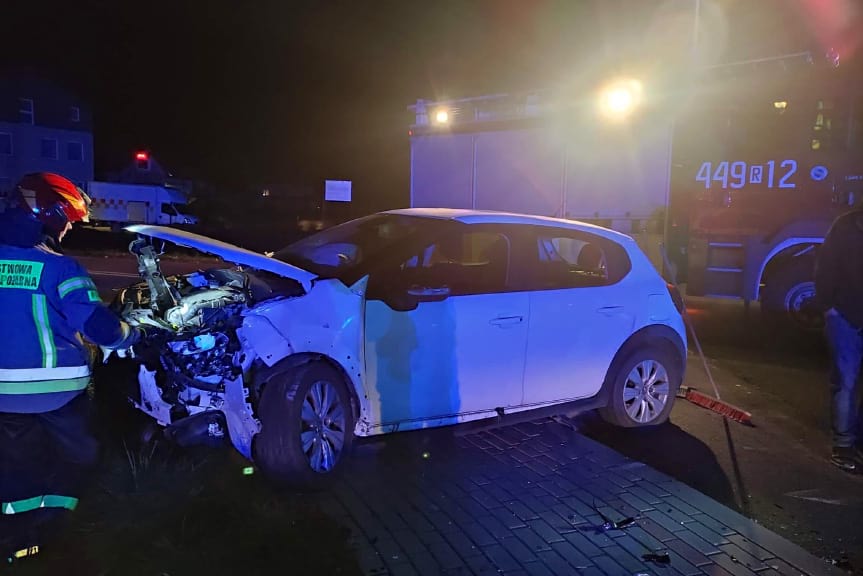 Czołowe zderzenie dwóch samochodów w Warzycach